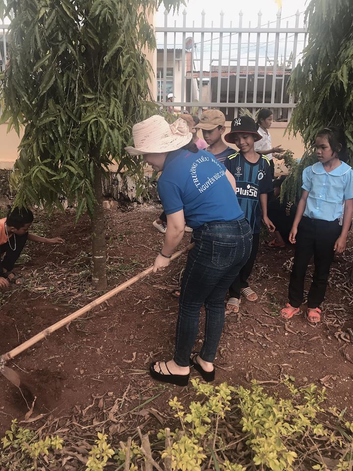 đoàn thanh niên tổ chức hoạt động cắt tóc, vệ sinh cá nhân cho các em học sinh ?