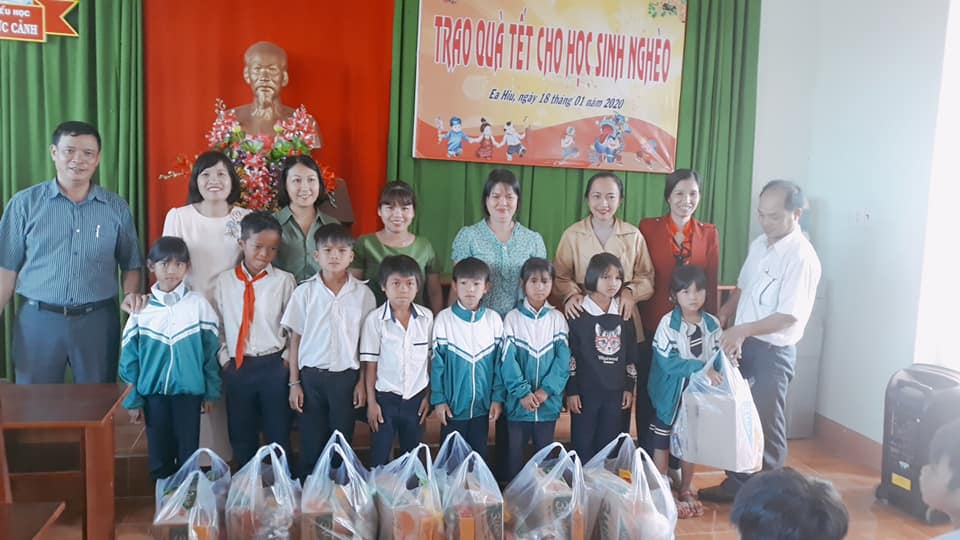 ??Thực hiện chỉ đạo của lãnh đạo các cấp, để phòng tránh dịch bệnh Corona trong trường học .tất cả các cán bộ giáo viên,nv tiến hành tổng vs trường  ???